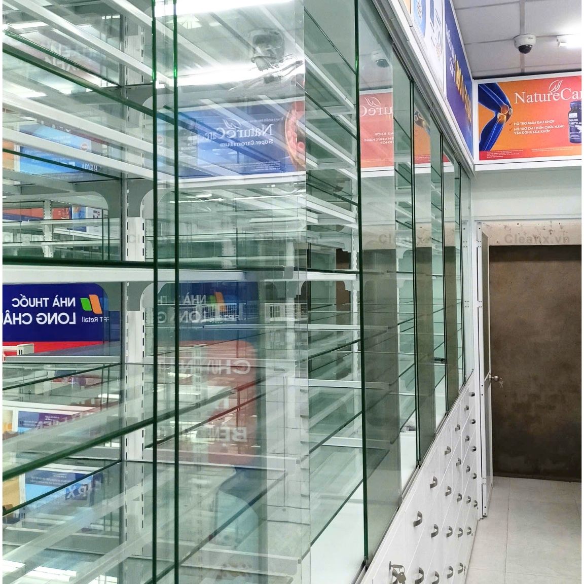Nhân viên Quân Phát Clean lau kính tại Nha Trang